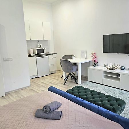 Designer Downtown Gem Apartment Budapest Luaran gambar