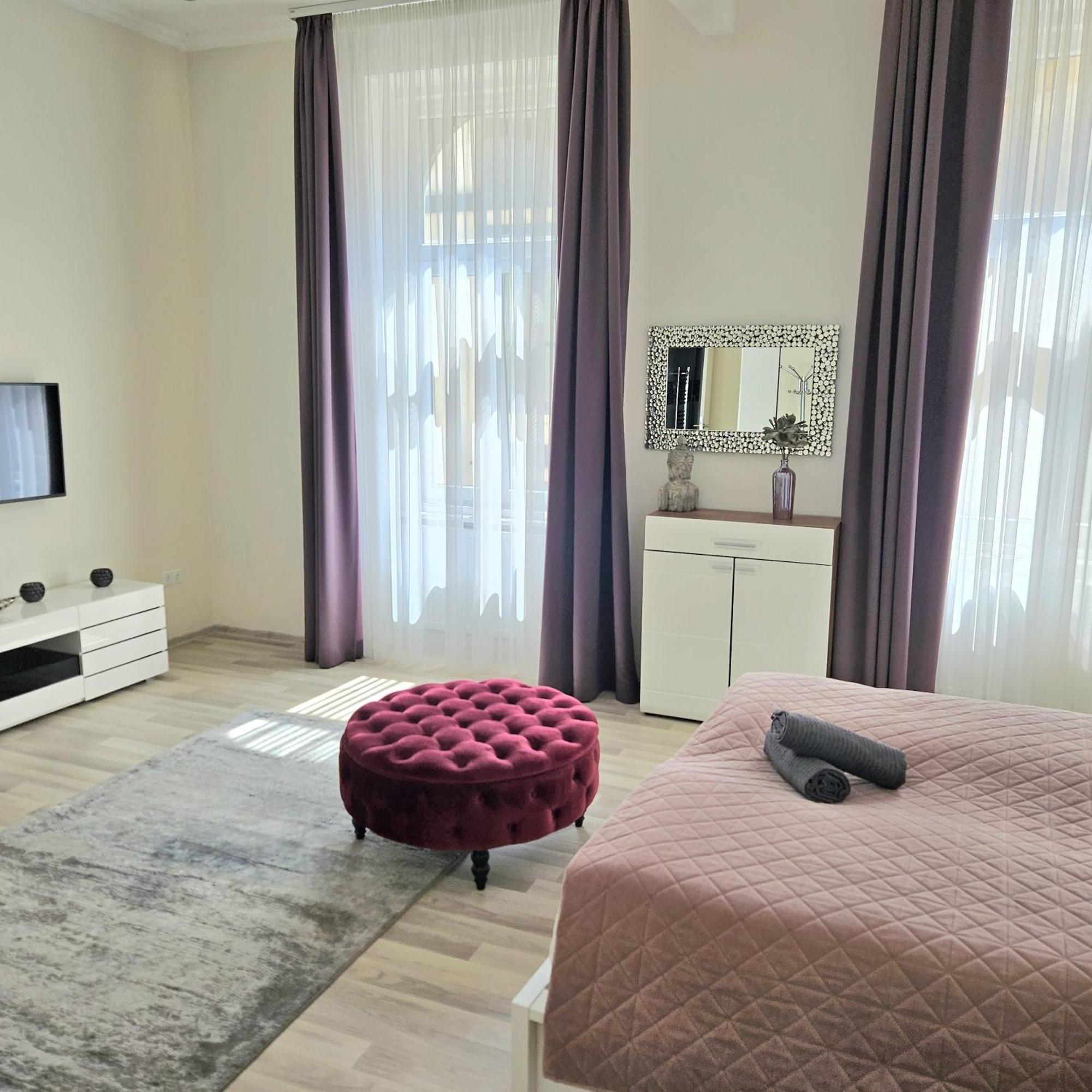Designer Downtown Gem Apartment Budapest Luaran gambar