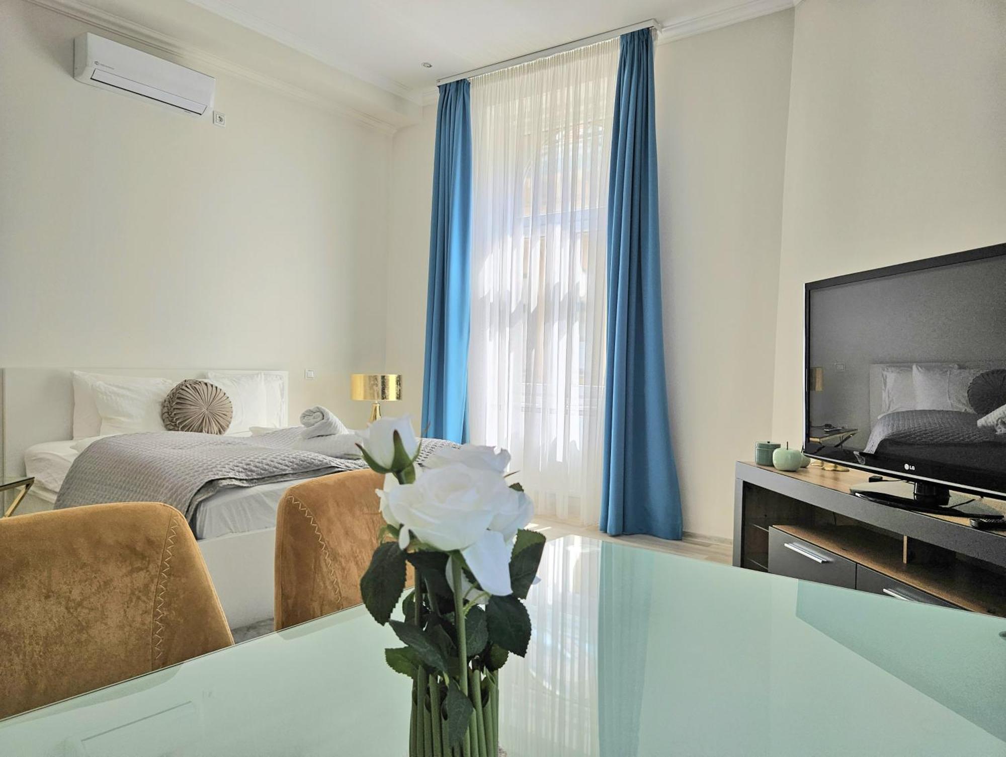 Designer Downtown Gem Apartment Budapest Luaran gambar