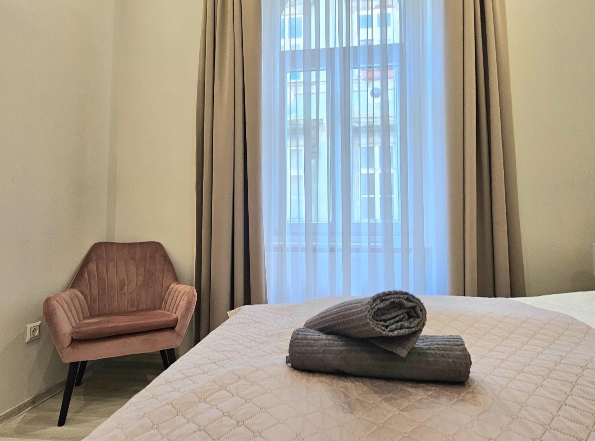 Designer Downtown Gem Apartment Budapest Luaran gambar