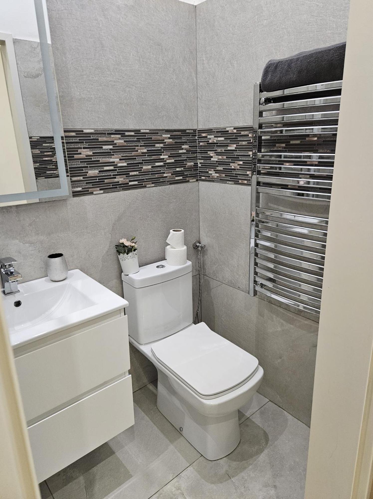 Designer Downtown Gem Apartment Budapest Luaran gambar