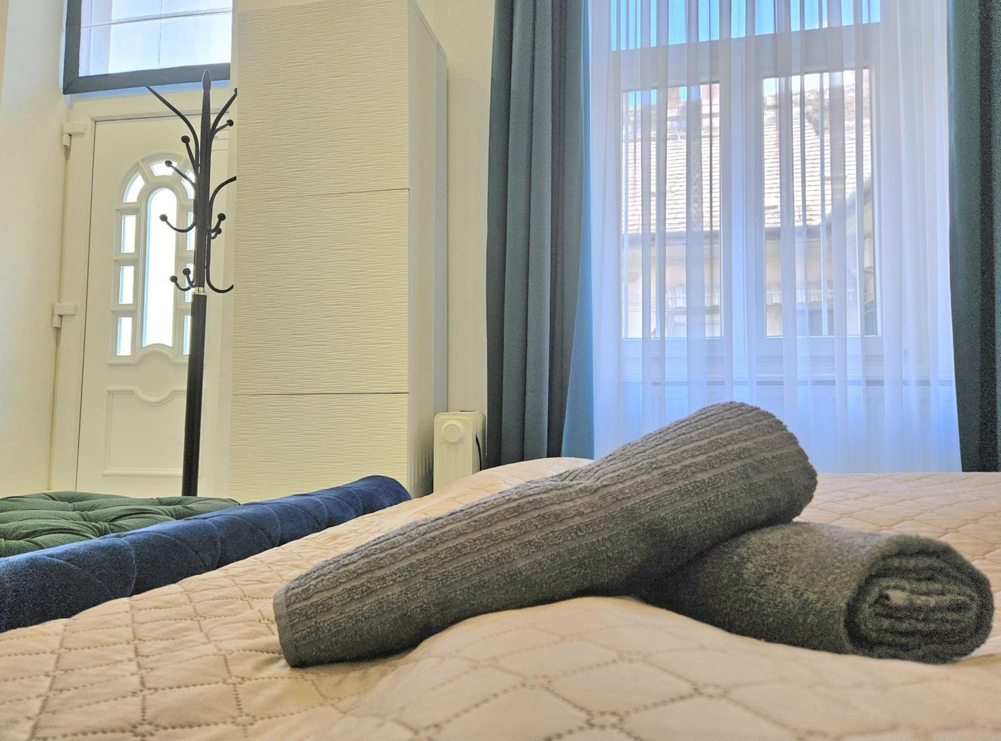 Designer Downtown Gem Apartment Budapest Luaran gambar