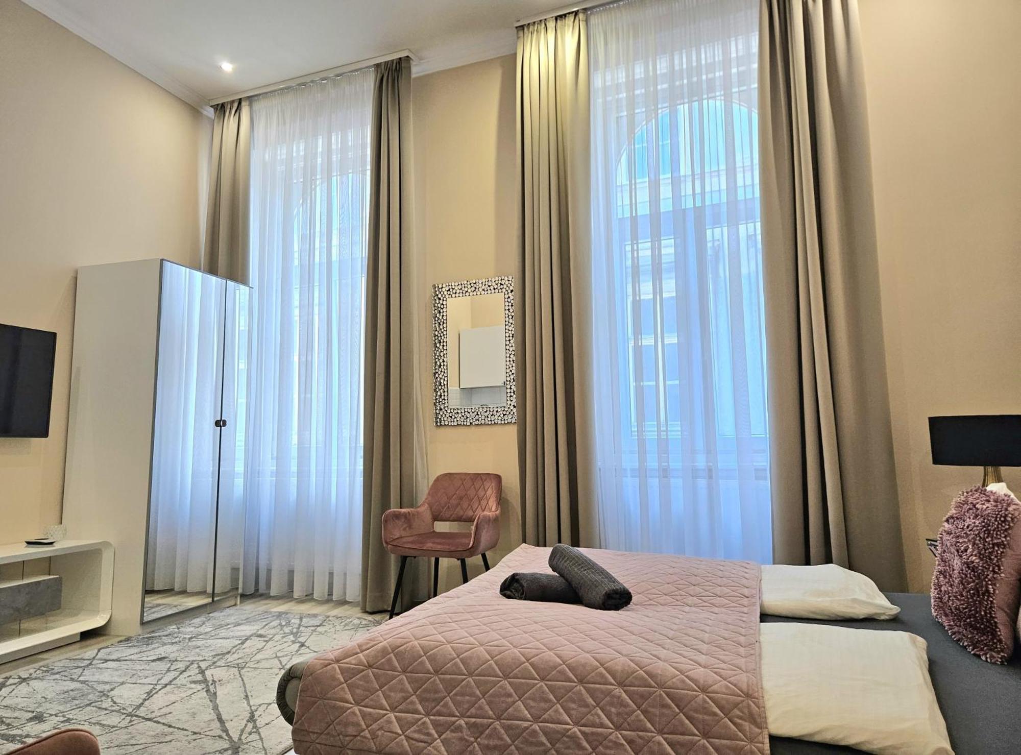 Designer Downtown Gem Apartment Budapest Luaran gambar