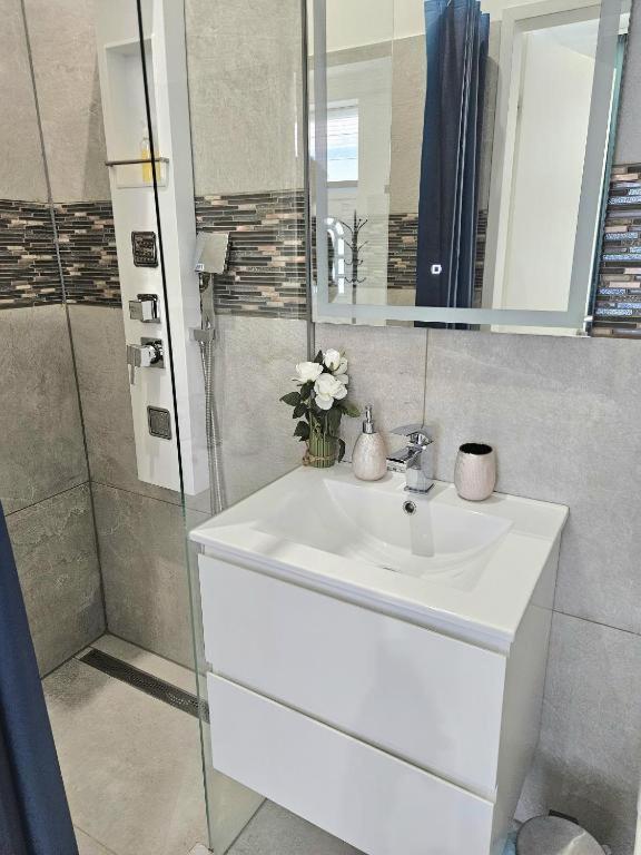 Designer Downtown Gem Apartment Budapest Luaran gambar